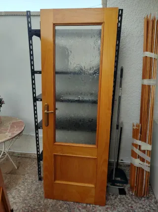 Puerta de madera con cristal