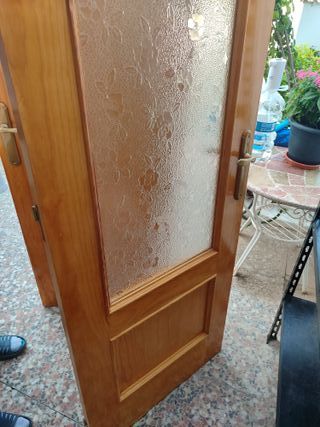 Puerta de madera con cristal