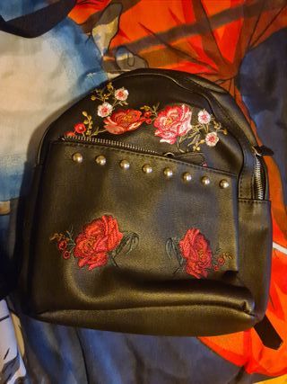 Mochila Stradivarius negra y multicolor