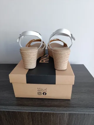 Sandalias cuña RKS blancas y beige