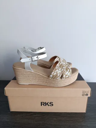 Sandalias cuña RKS blancas y beige