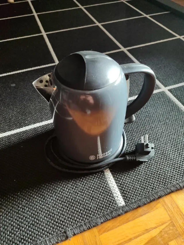 Hervidor Russell Hobbs gris pequeño 1L