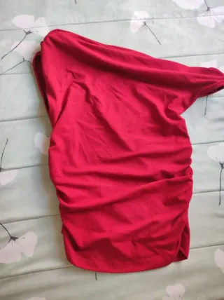 Top rojo asimétrico