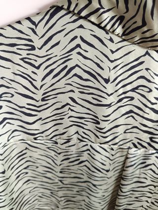 Camisa verde con estampado de cebra