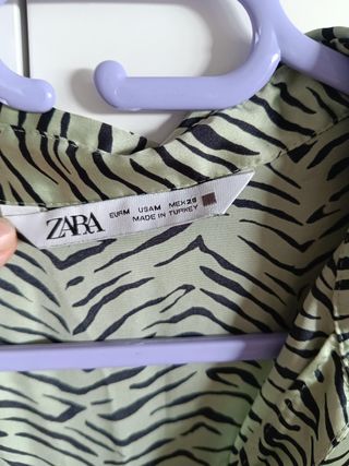 Camisa verde con estampado de cebra