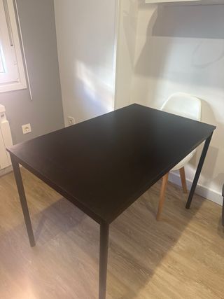 Mesa de comedor negra con  4 sillas a juego 