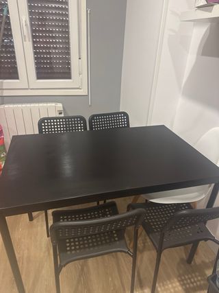 Mesa de comedor negra con  4 sillas a juego 