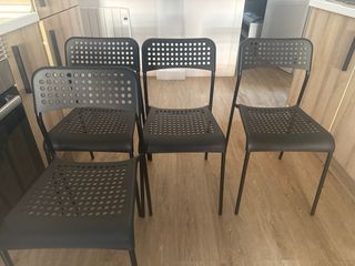 Mesa de comedor negra con  4 sillas a juego 
