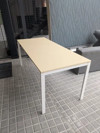 Mesa de comedor beige y blanca