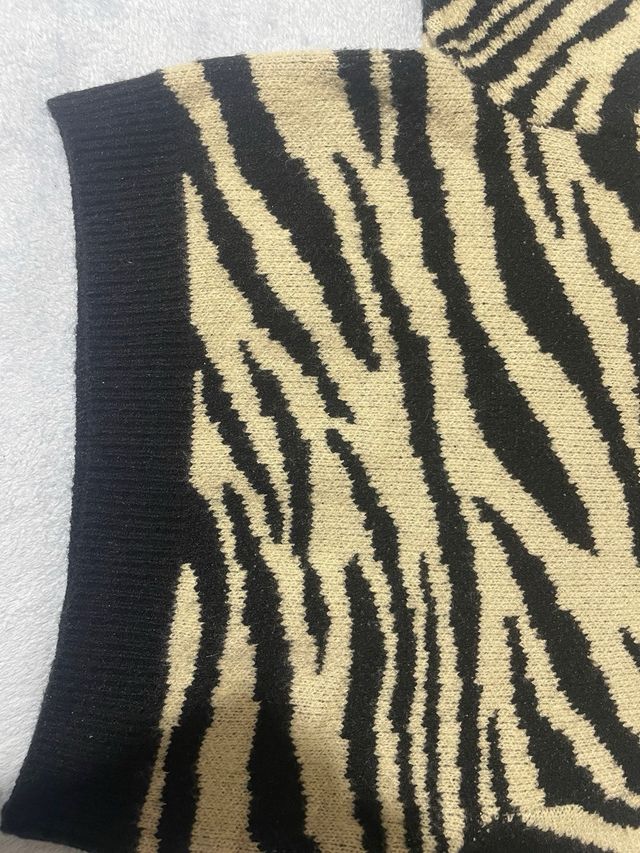 Sudadera crop estampado cebra