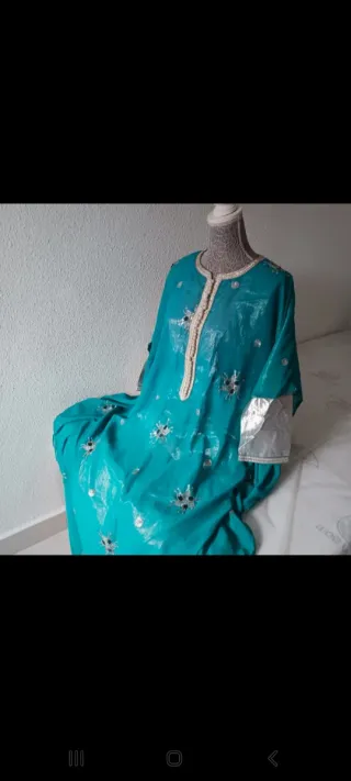 Abaya o Caftán Turquesa con Detalles PlateadosM.L