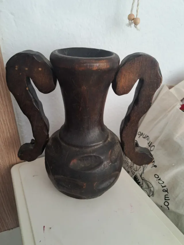 Jarrón de madera con asas