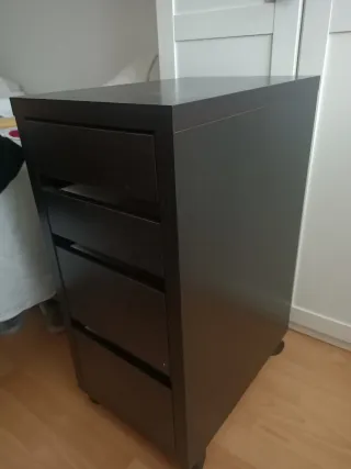 Cajonera de madera marrón con ruedas 