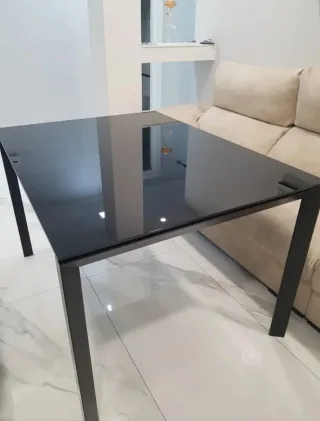 Mesa de cristal negra extensible