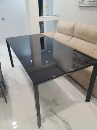 Mesa de cristal negra extensible