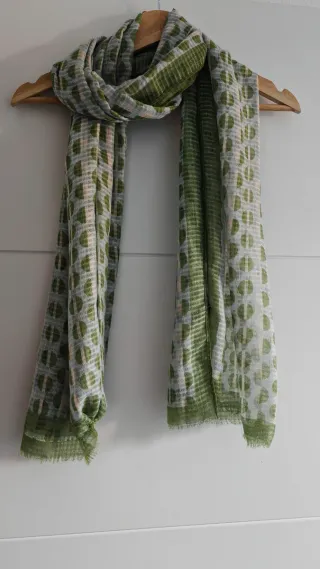 Foulard estampado verde y beige
