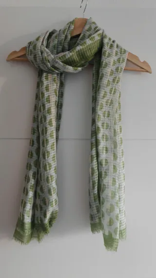 Foulard estampado verde y beige