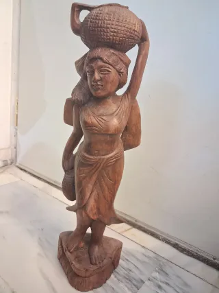 Figura de madera mujer con cántaro