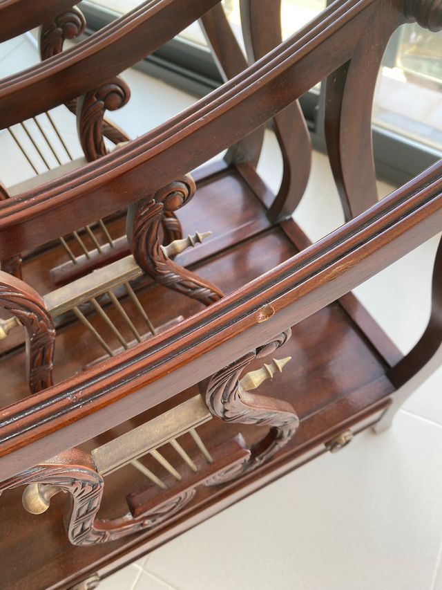 Revistero de salón con cajón, Francia