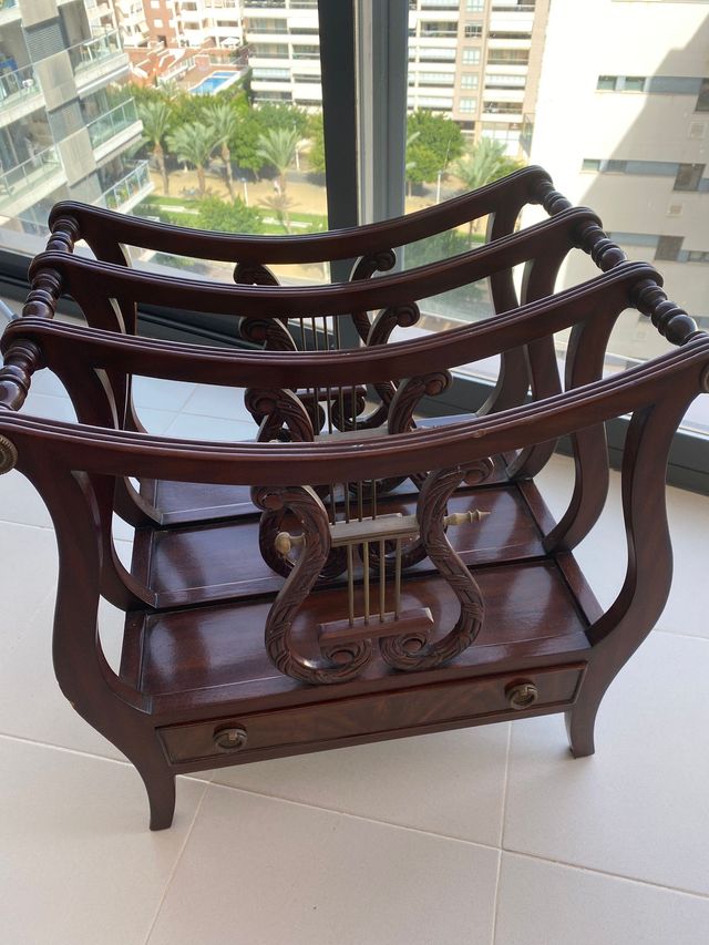 Revistero de salón con cajón, Francia