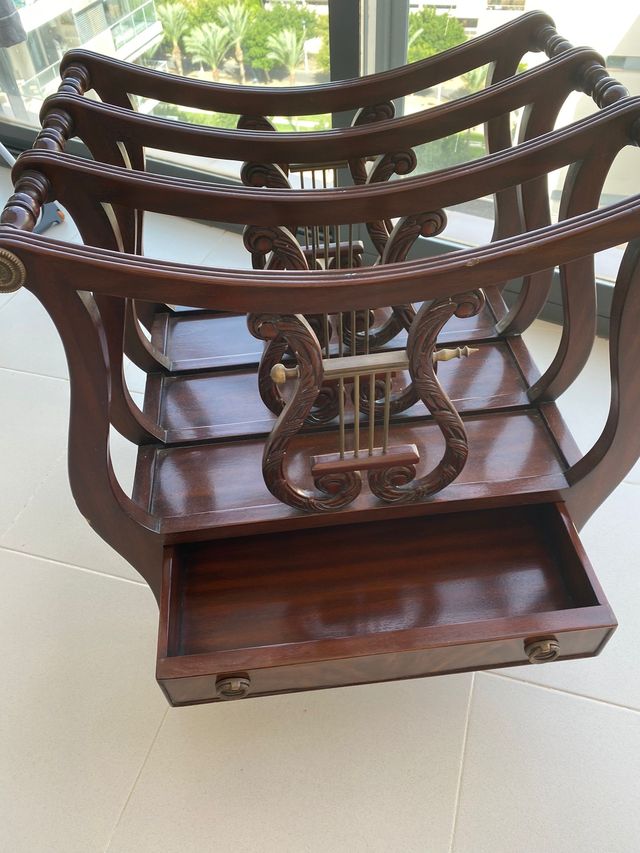 Revistero de salón con cajón, Francia