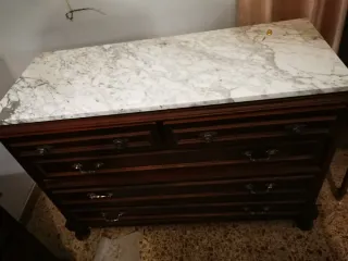Cómoda de madera con tapa de mármol