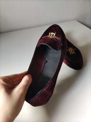 Bailarinas terciopelo morado con abeja dorada