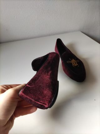 Bailarinas terciopelo morado con abeja dorada