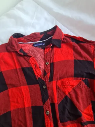 Camisa cuadros Bershka roja y negra Talla XS