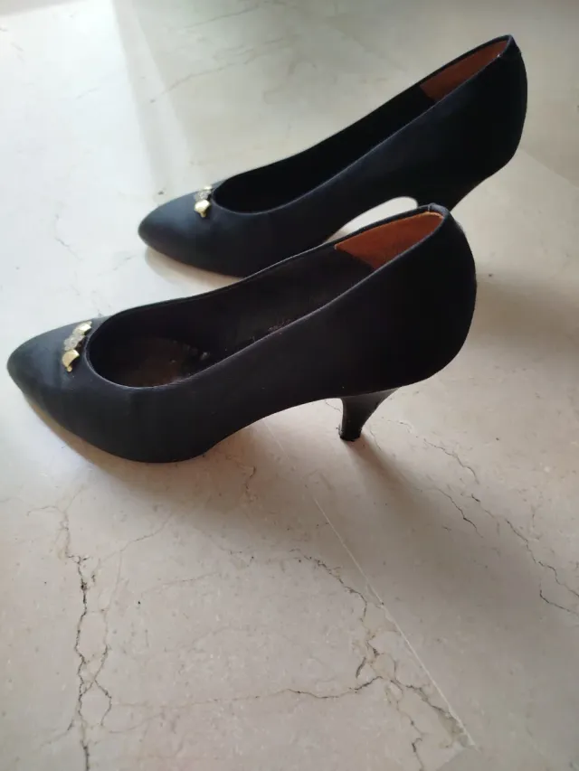 Zapatos de tacón negros con pedrería