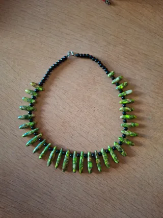 Collar de diseño llamativo verde y negro