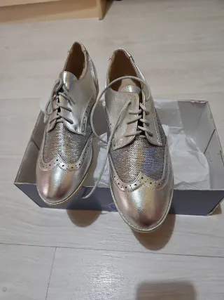 Zapatos de mujer plateados con cordones