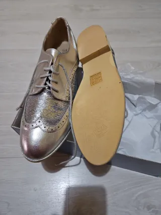 Zapatos de mujer plateados con cordones