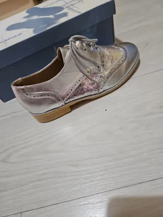 Zapatos de mujer plateados con cordones