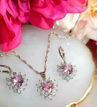 Conjunto Collar y Pendientes Corazón Rosa