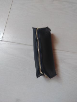 Neceser negro con cremallera dorada
