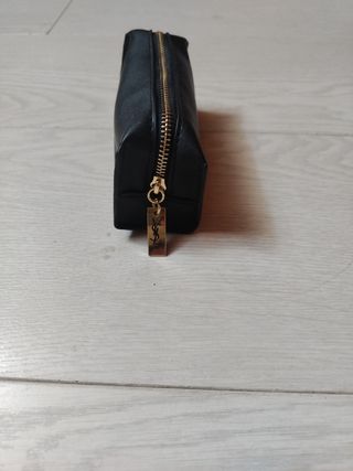 Neceser negro con cremallera dorada
