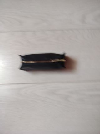 Neceser negro con cremallera dorada