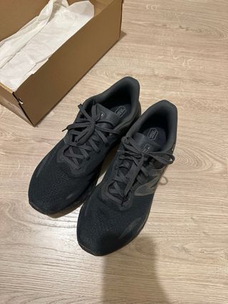 Zapatillas New Balance Negras y Grises