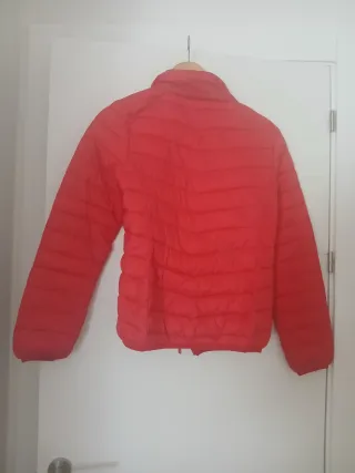 Cazadora acolchada roja
