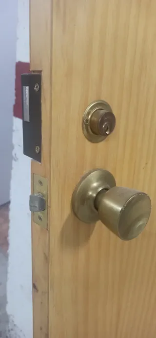 Puerta madera con cerradura y pomo
