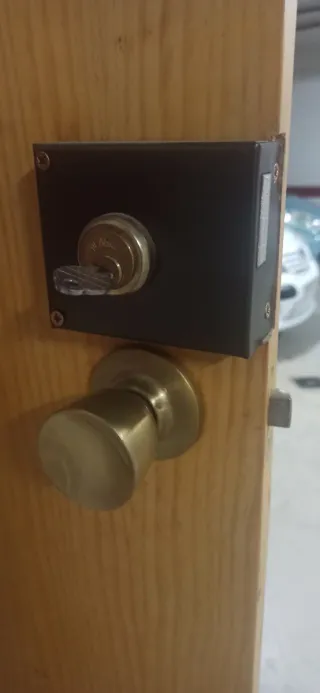 Puerta madera con cerradura y pomo