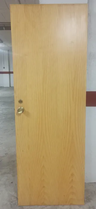 Puerta madera con cerradura y pomo