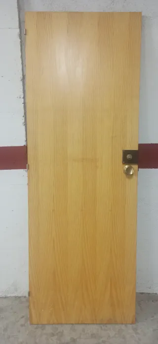 Puerta madera con cerradura y pomo