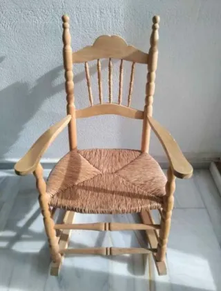 Mecedora de madera con cojines