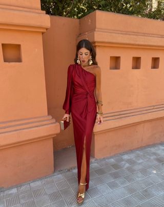 Vestido de fiesta rojo con abertura