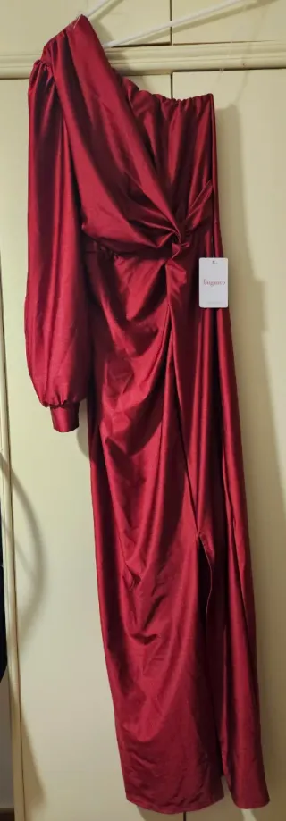 Vestido de fiesta rojo con abertura