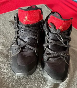 Zapatillas Jordan Negras y Rojas