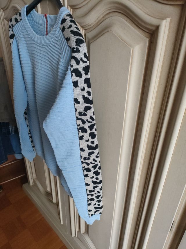 Maglione azzurro con inserti leopardati