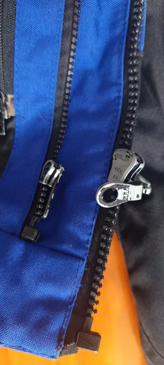 Chaqueta de moto azul y negra